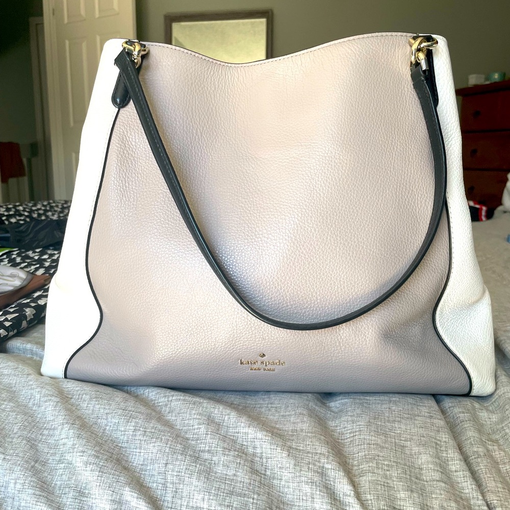 Price⬇️ Kate Spade ♠️ grey,white and black purse in new condition!